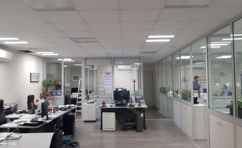 Έργο με Χωρισματα Αλουμινιου & Γυαλιου